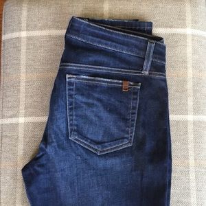 Size 30 Joe’s the skinny jean.